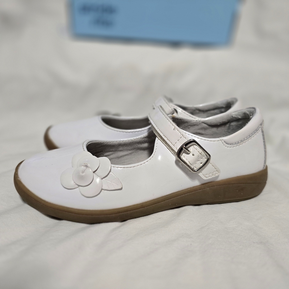 Stride Rite White and Brown Dress Shoes with Classic Mary Jane Design